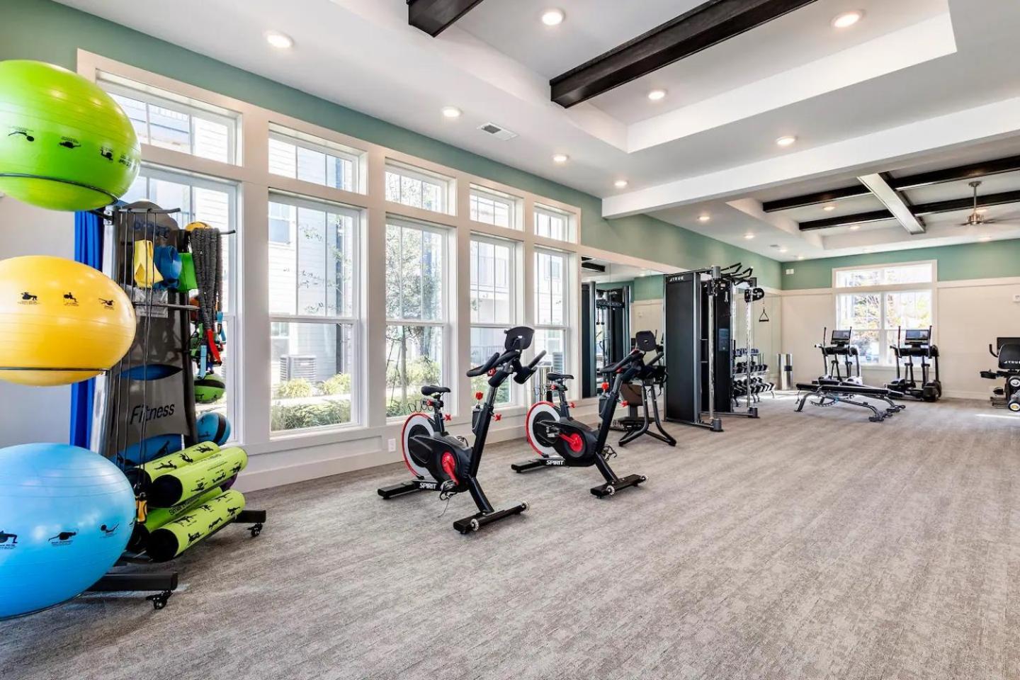 Complete Cozy 2bed 10 Min To Parks Allows Pet, Resort-style Amenities Apartment